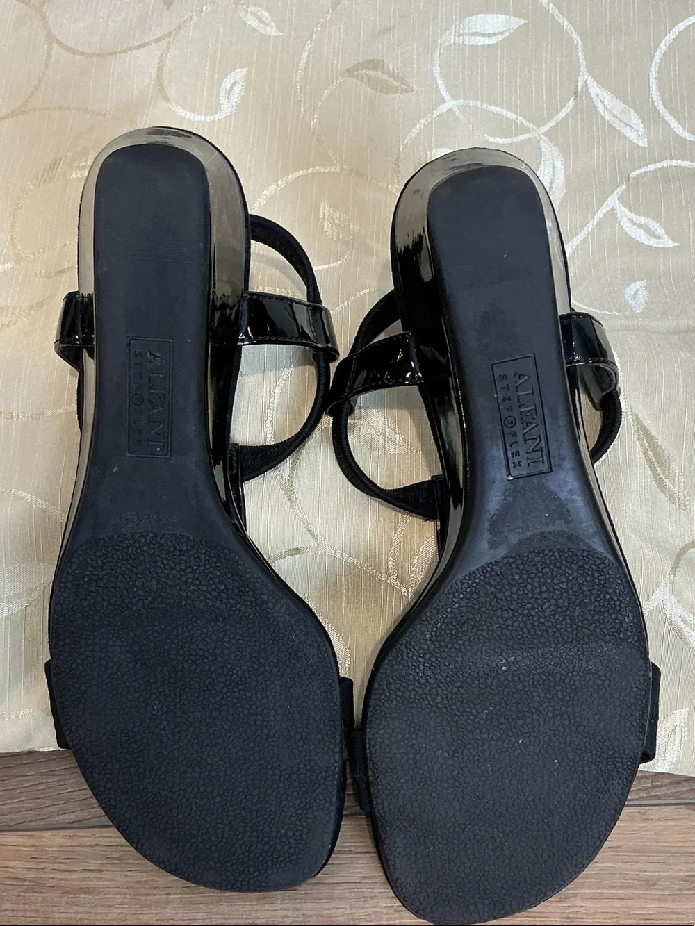 Alfani “Vacay” step n flex Black T-Strap wedge Sandals w/Gold Accent, size 7.5